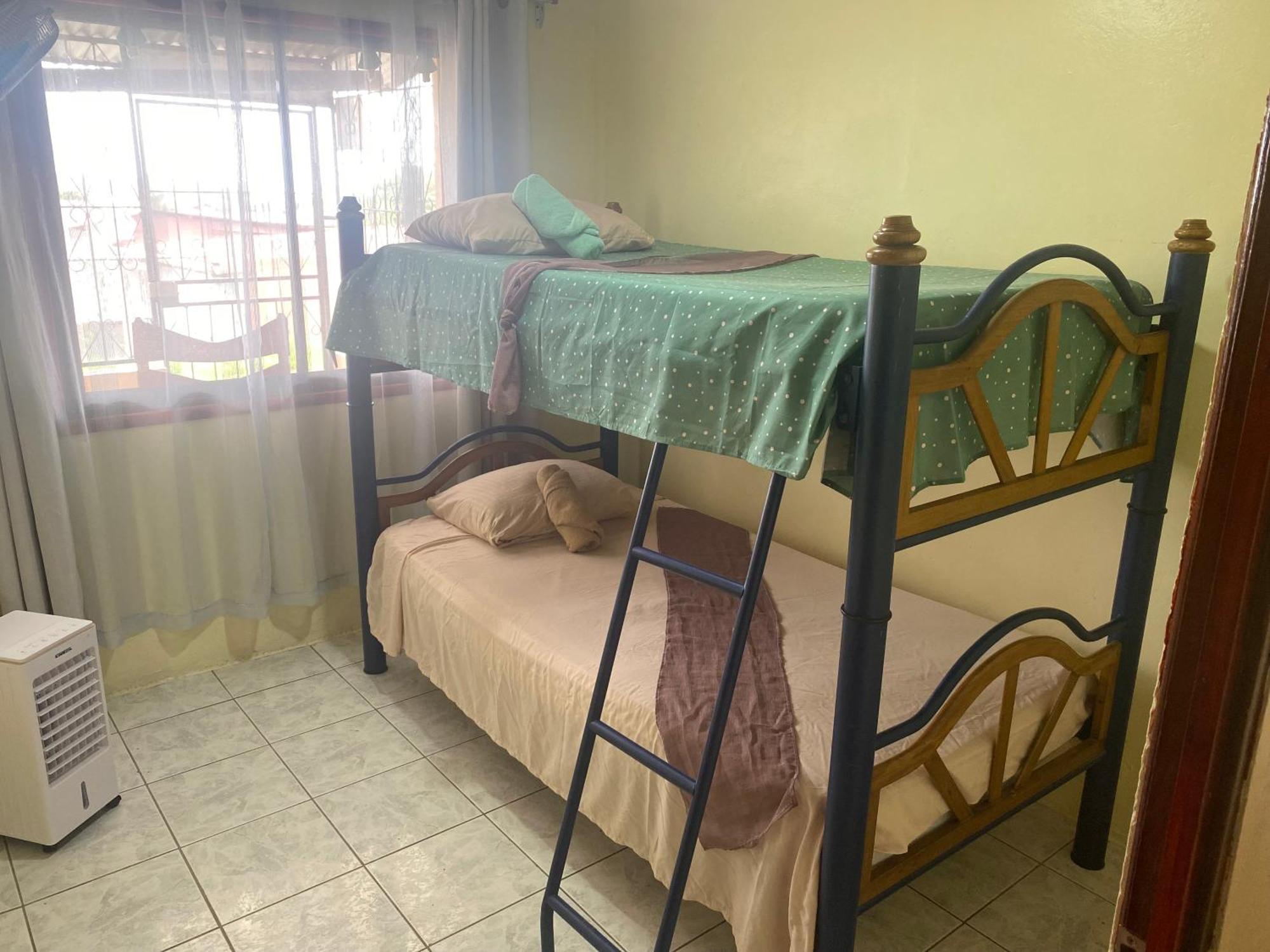 Hostel Casa Marina プエルト・リモン エクステリア 写真