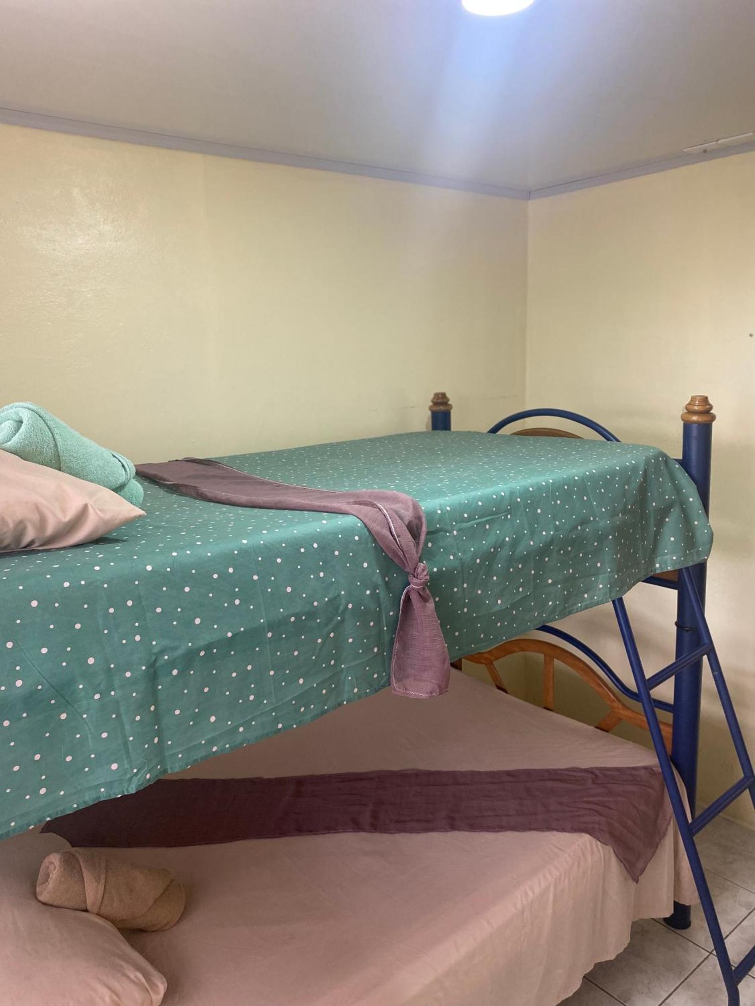 Hostel Casa Marina プエルト・リモン エクステリア 写真