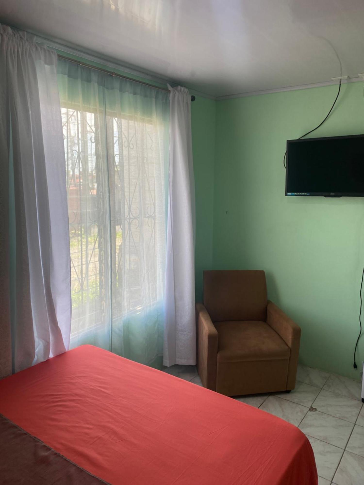Hostel Casa Marina プエルト・リモン エクステリア 写真